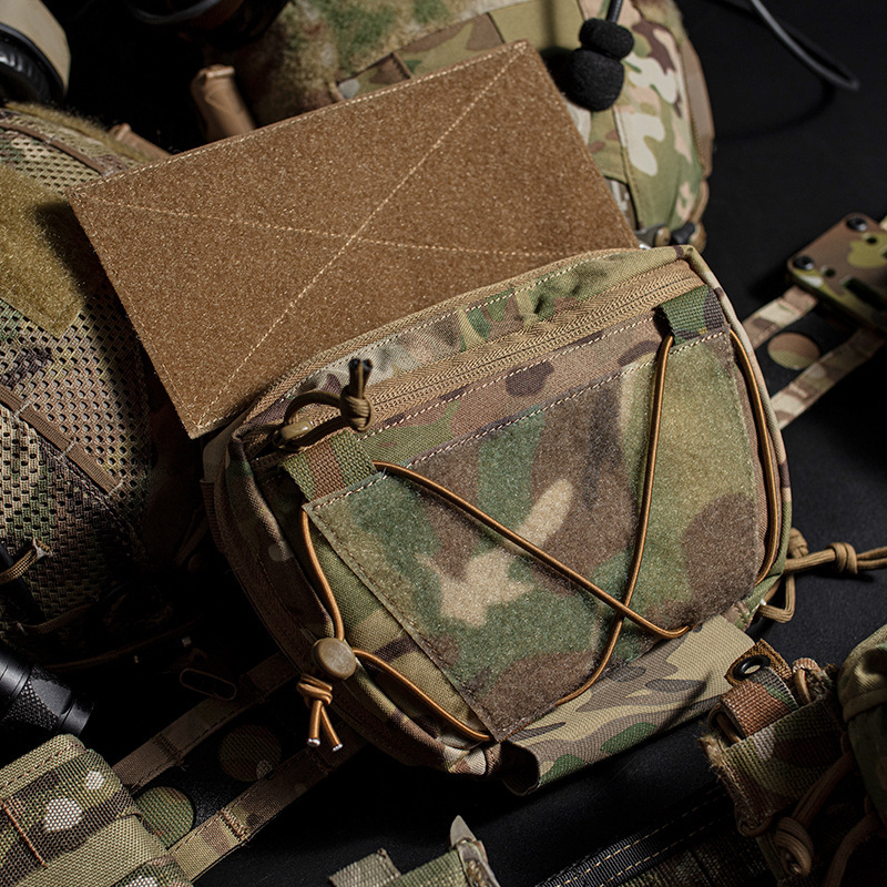 Hunting And Outdoor Stores - フロントに吊り下げられる下部バッグが付いたアウトドアハンティングベスト。スポーツ用品やその他の小物を屋外で収納するために使用され、ウエストバッグ付き。